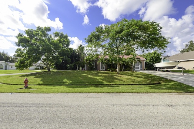 view of front facade featuring a front yard