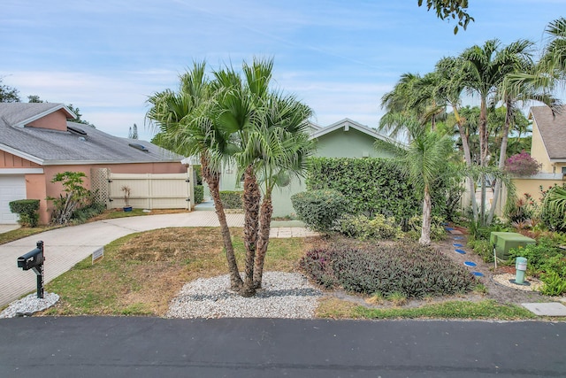 view of front of property featuring driveway and stucco siding