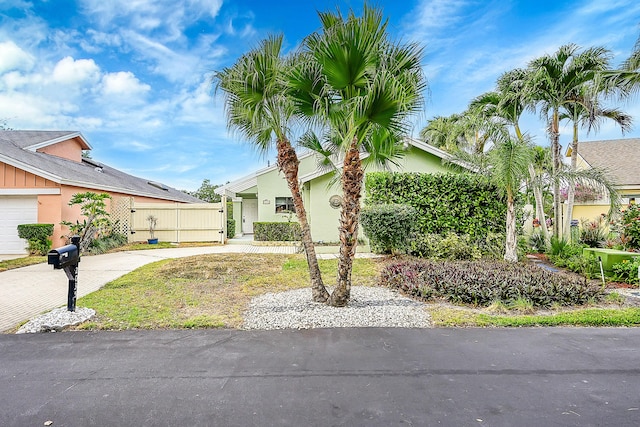 view of front of house with fence and concrete driveway