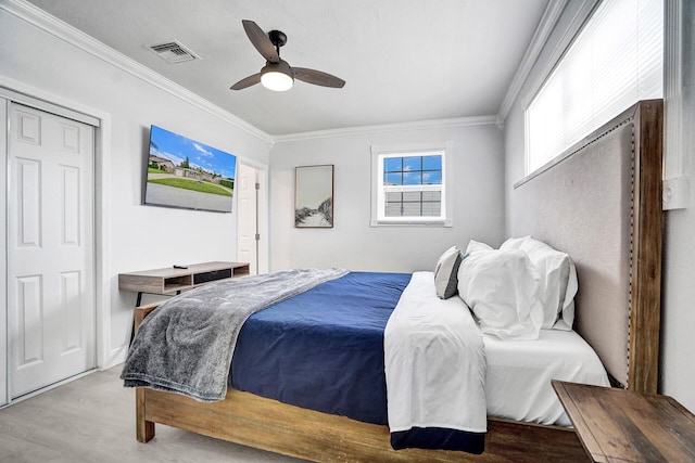 bedroom featuring ceiling fan, ornamental molding, a closet, and light hardwood / wood-style flooring