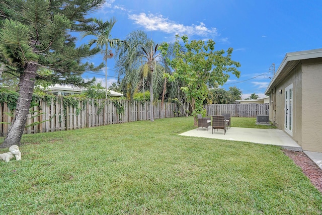 view of yard featuring a patio