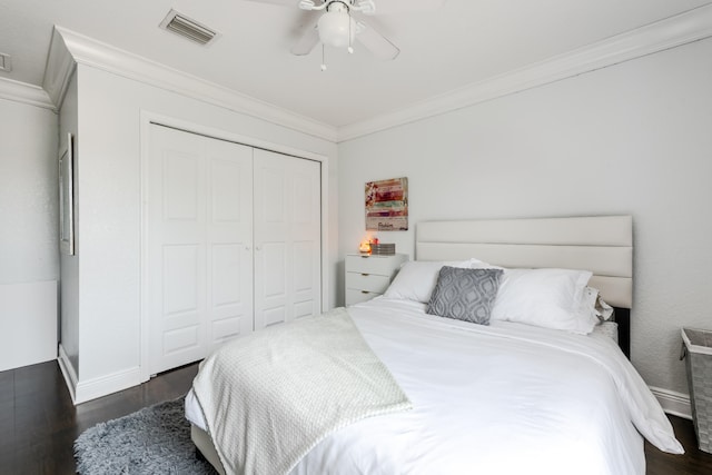 bedroom with dark hardwood / wood-style flooring, a closet, ornamental molding, and ceiling fan