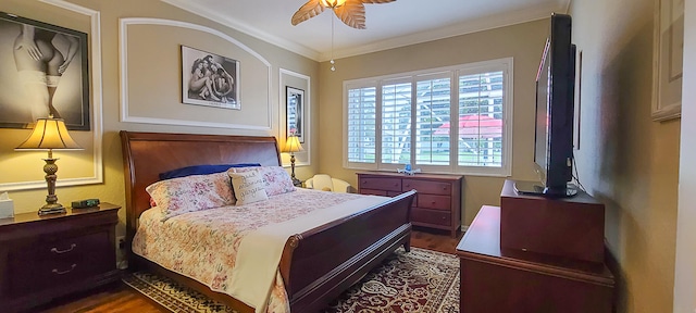 living room featuring dark hardwood / wood-style flooring, ceiling fan, and crown molding