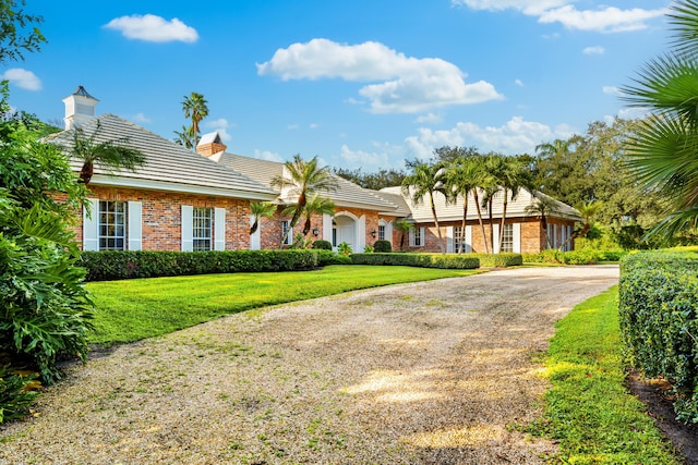 view of front facade with a front lawn