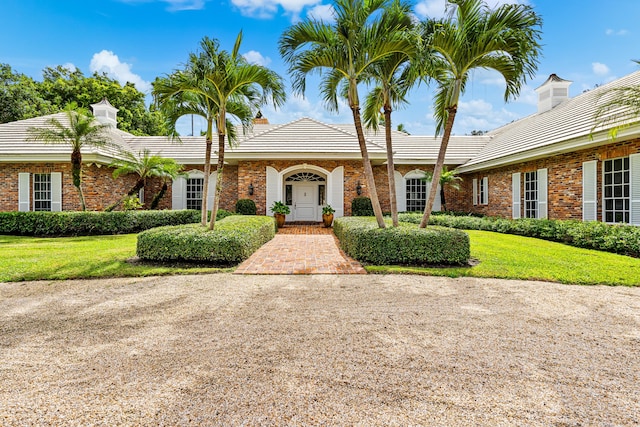 view of front of property featuring a front lawn