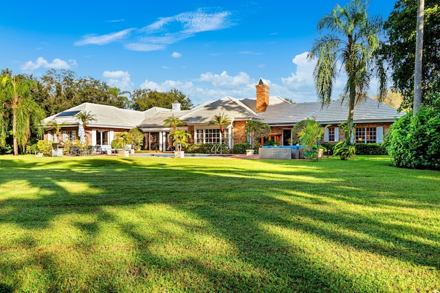 view of front of home featuring a front yard