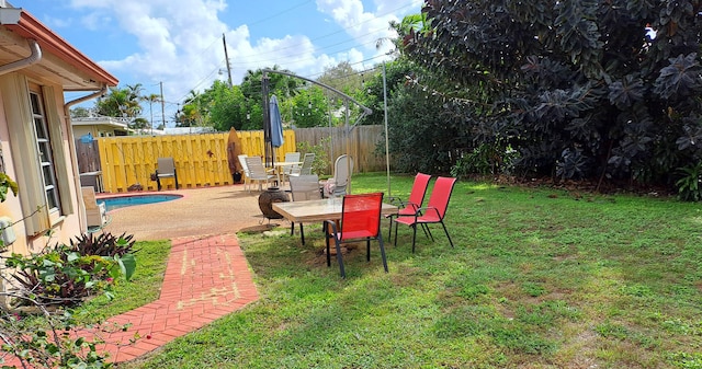 view of yard with a patio area