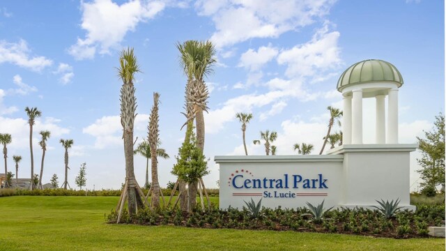 community / neighborhood sign featuring a lawn