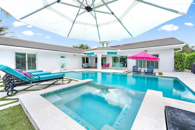 view of swimming pool with an in ground hot tub and a patio area