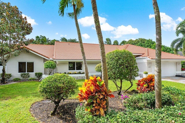 view of front of home featuring a front lawn and a garage