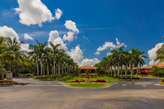 view of front of house featuring a front yard