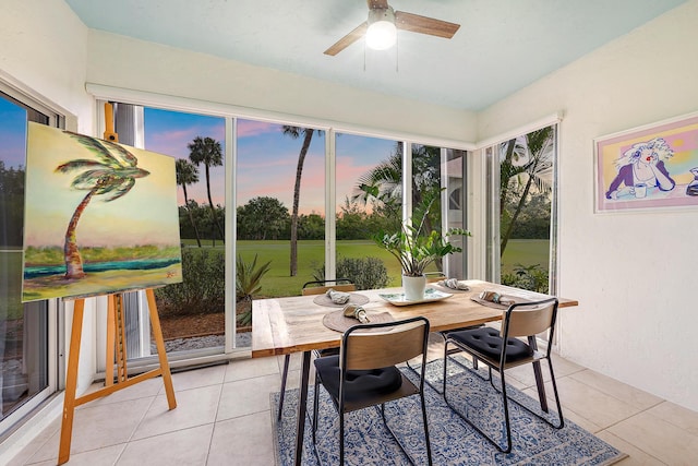 sunroom with ceiling fan