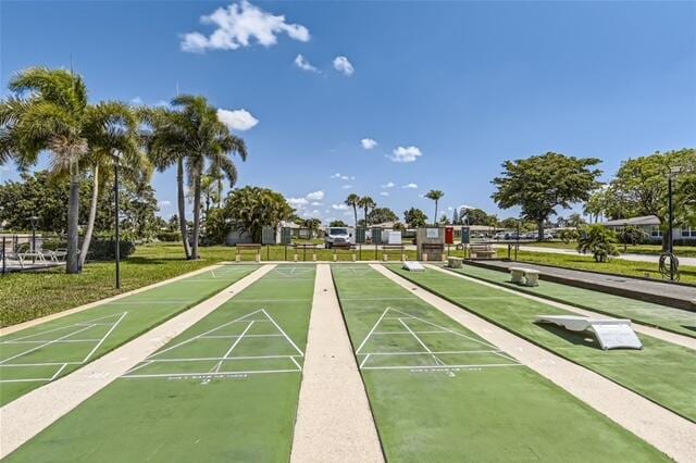 view of property's community featuring a lawn