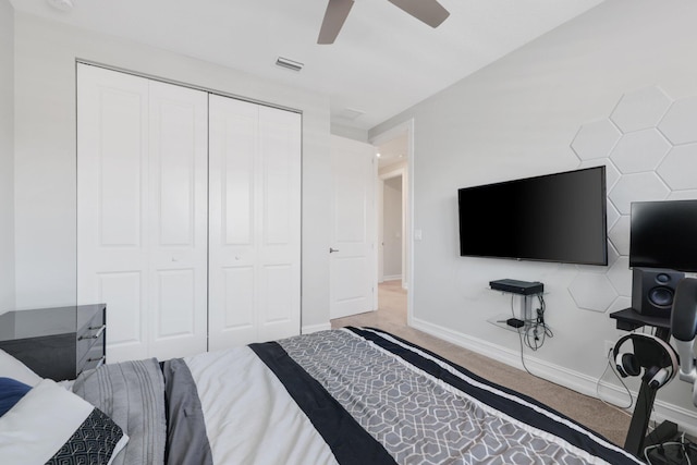 bedroom featuring ceiling fan, a closet, and carpet