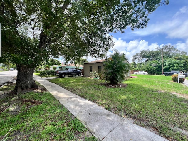 view of front facade with a front lawn