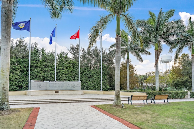 view of property's community featuring a yard