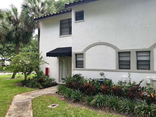 view of front of property with a front lawn