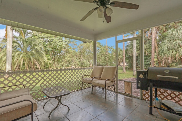 sunroom with ceiling fan