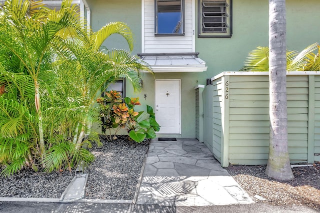 property entrance with stucco siding
