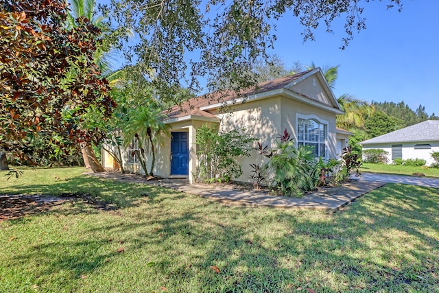 view of front facade featuring a front lawn