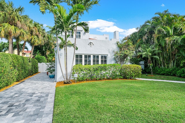 view of front of property featuring a front lawn