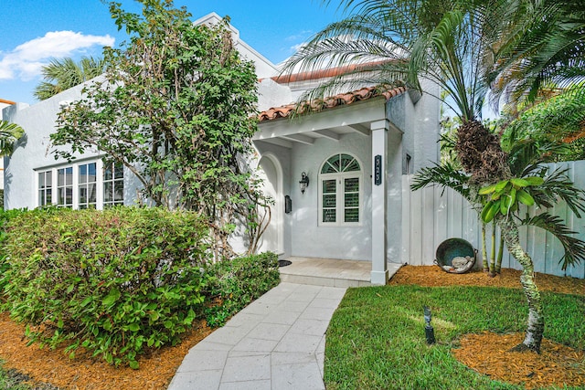 323 Dyer Rd, West Palm Beach, FL 33405 - entrance to property with stucco siding and a tile roof