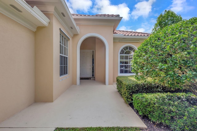 property entrance featuring a patio area