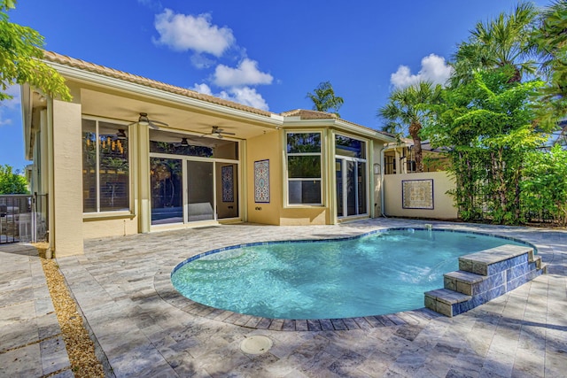 view of swimming pool with a patio area and ceiling fan