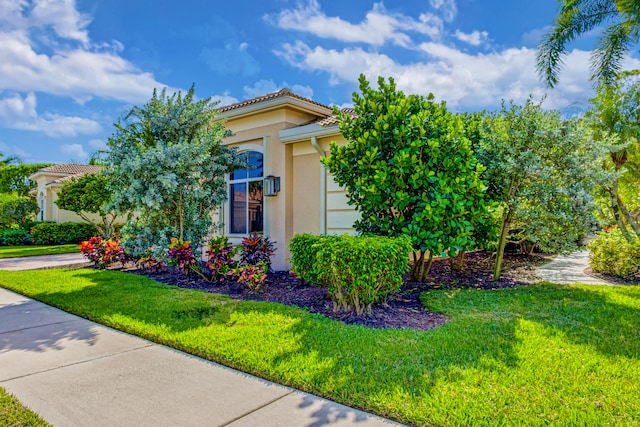 view of front facade featuring a front yard