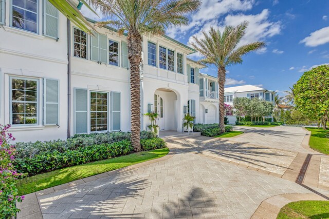 view of front of house featuring stucco siding and driveway