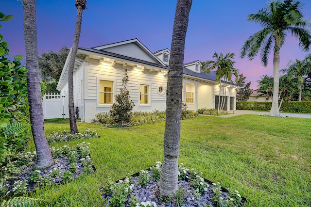 view of front of property featuring a lawn