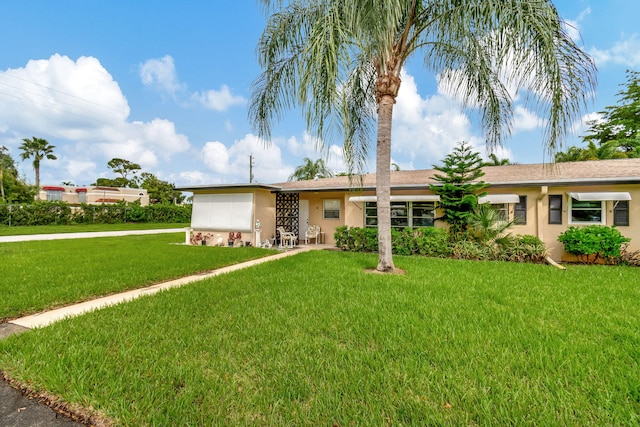 single story home with a front lawn