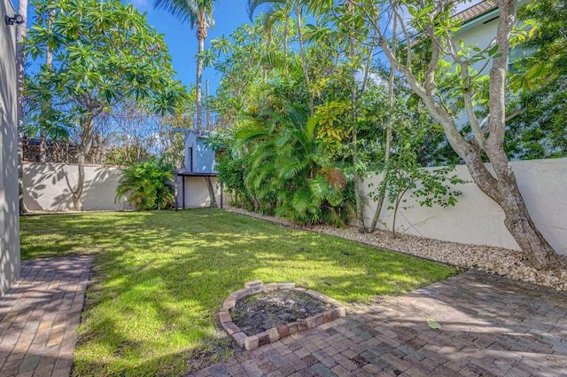 view of yard with a patio area