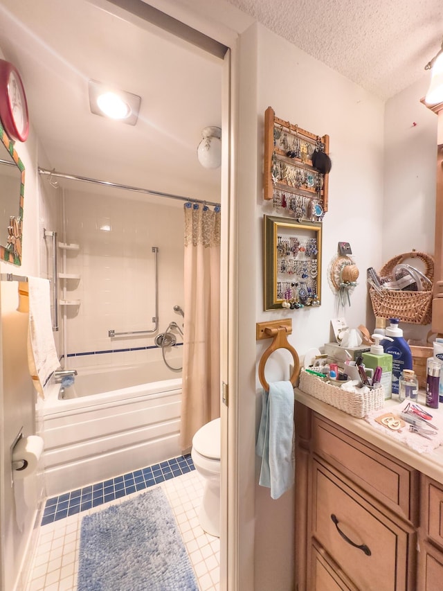 full bathroom featuring a textured ceiling, toilet, vanity, and shower / bath combo