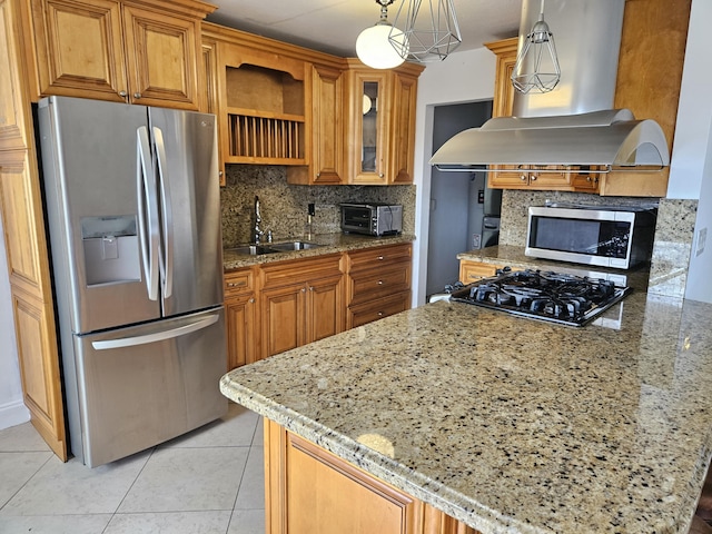 kitchen with tasteful backsplash, stainless steel appliances, sink, decorative light fixtures, and range hood