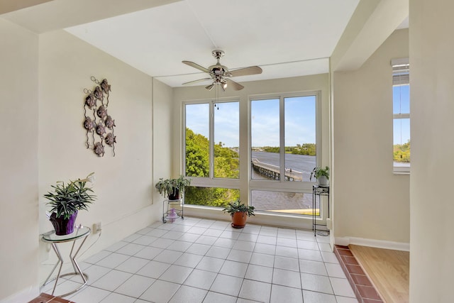 sunroom with ceiling fan