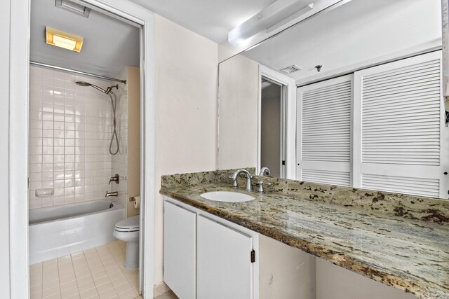 bathroom with shower / tub combo with curtain