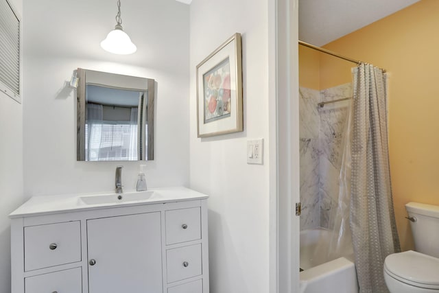 full bathroom featuring shower / bath combo with shower curtain, vanity, and toilet