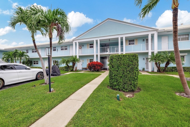 view of front facade featuring a front yard