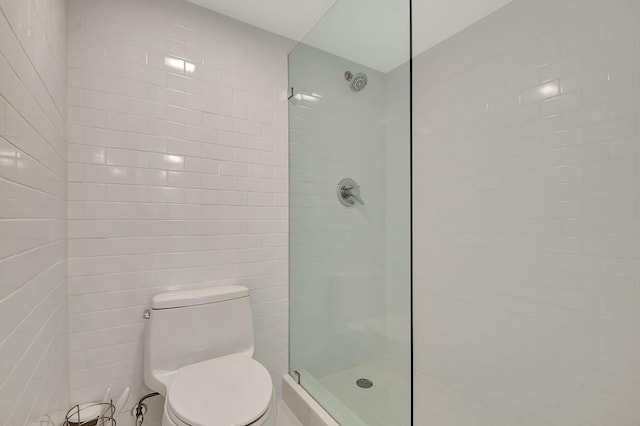 bathroom with toilet and tiled shower