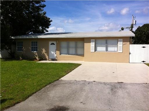 single story home with a front yard