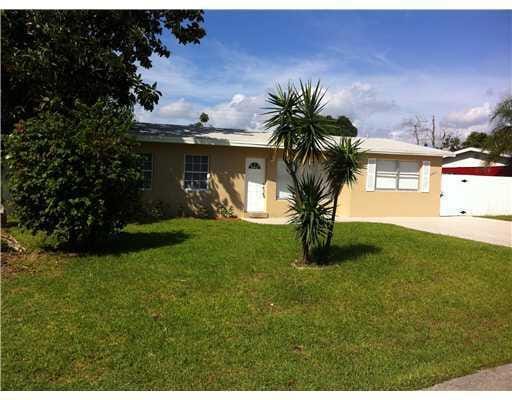 ranch-style home with a front yard