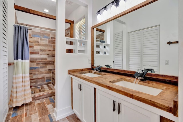 bathroom featuring a shower with shower curtain and vanity