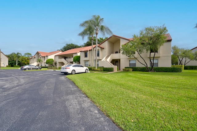 view of front of house featuring a front lawn