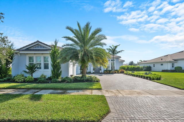 view of front facade featuring a front lawn