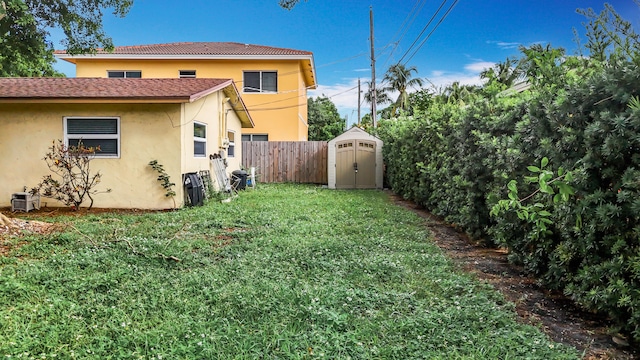 view of yard with a shed