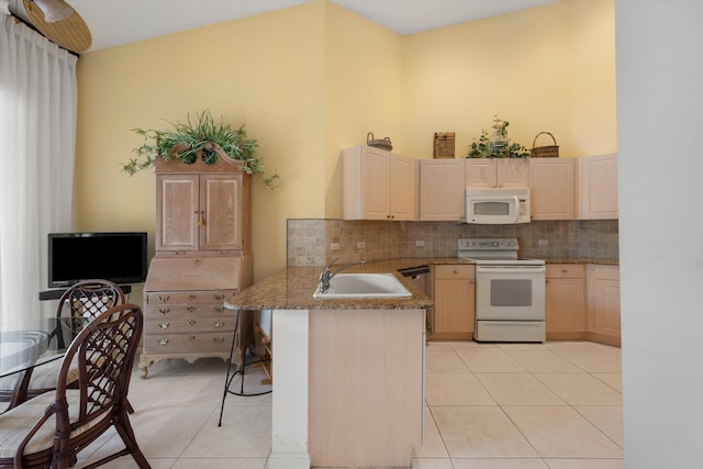 kitchen with sink, light brown cabinets, kitchen peninsula, vaulted ceiling, and white appliances