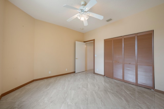 unfurnished bedroom featuring ceiling fan, a textured ceiling, and a closet