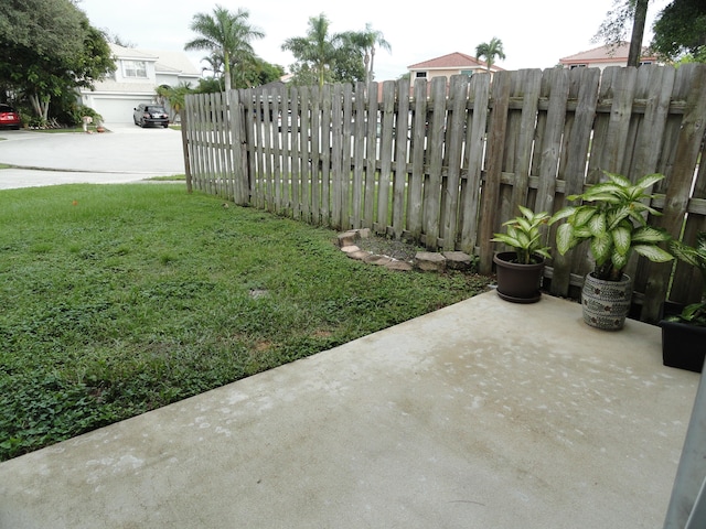 view of yard featuring a patio