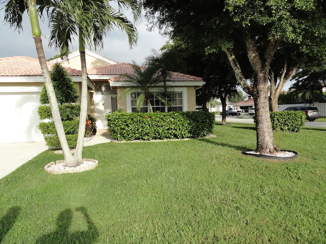 view of front facade featuring a front yard